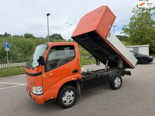 Toyota Dyna 100 2.5 D4-D 90! KIPPER!RIJDT GOED!SCHAKELT GOED!ACHTERWIELAANDRIVIJING!!TREKHAAK!KM:214