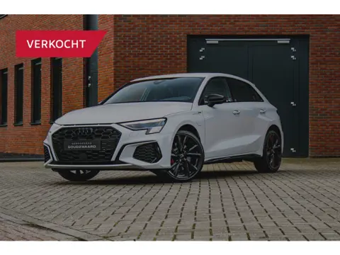 Audi A3 Sportback 45 TFSI e S edition Competition | Sportstoelen | HUD | B&O | Matrix | Camera | App