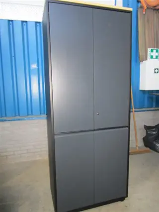 1x Draaideurkast 200x80x42cm.