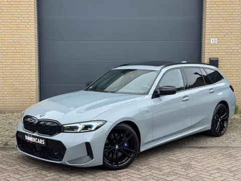 BMW 3-serie Touring M340i xDrive LCI Brooklyn Grijs|Pano|HK|LED|DRIVE+