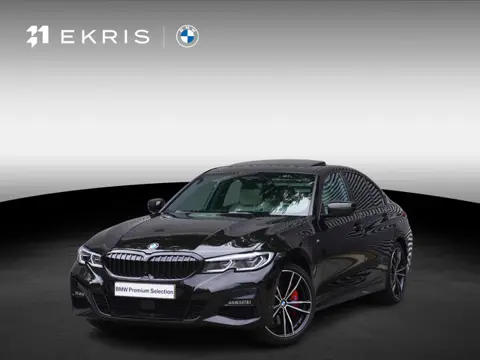 BMW 3 Serie Sedan 330e | Elektrisch glazen schuif-/kanteldak | Trekhaak met elektrisch wegklapbare k