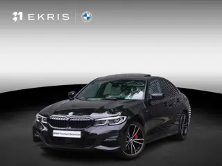 BMW 3 Serie Sedan 330e | Elektrisch glazen schuif-/kanteldak | Trekhaak met elektrisch wegklapbare k