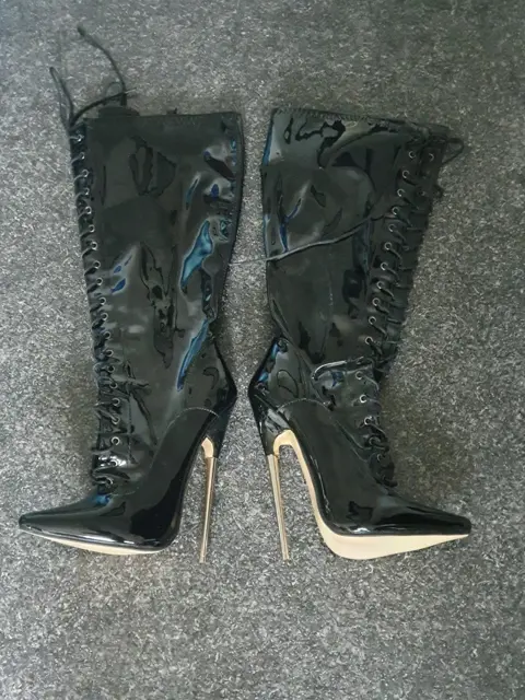Zwarte kinky sexy bdsm laklaarzen high heels hoge hakken. Maat 43