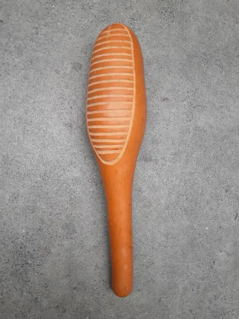 guiro percussie instrument gemaakt van een kalebas