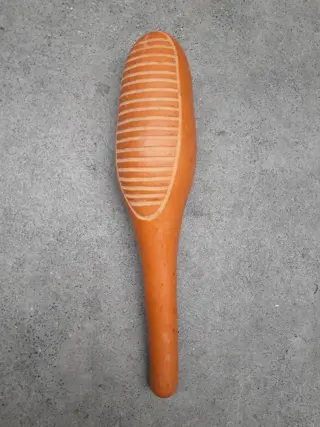 guiro percussie instrument gemaakt van een kalebas