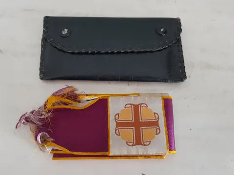 Antieke religieuze katholieke geborduurde priesterstola van stof voor een priester - stola