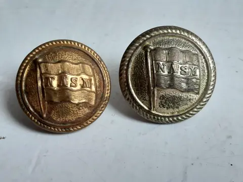 NASM Nederlandsch Amerikaansche Stoomvaart Maatschappij uniform buttons - set of 2 - Holland America Line