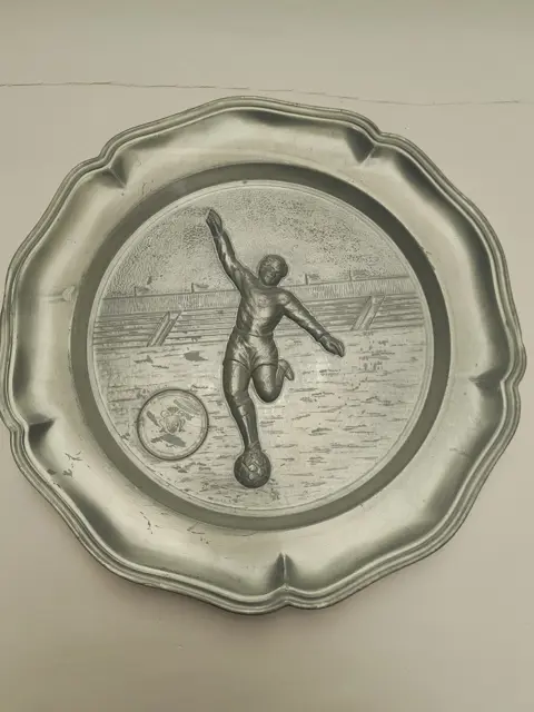 vintage tinnen wandbord voetballer - art deco