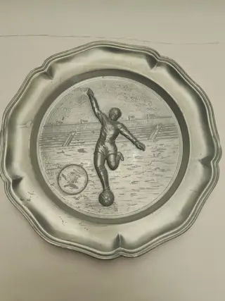 vintage tinnen wandbord voetballer - art deco