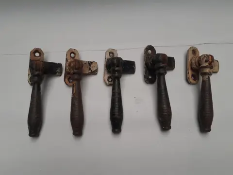 antieke raamkruk van ijzer - oude raam hendel - raamknop met patina - 1900s - set van 5