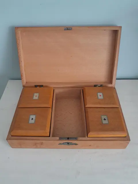 Vintage houten doos voor speelkaarten. Met fiches. Bridgespel