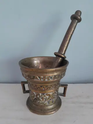 Antiek bronzen vijzel en stamper Nederlands - Leefte Verwint Al Dinck Anno 1590
