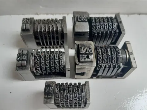 5 x Vintage letterpress numerator - numeroteur