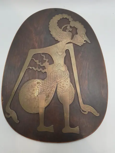 Vintage messing wayang pop op houten plank