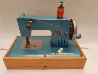 vintage kinder naaimachine - Berlin US zone - Duitsland - 1950s
