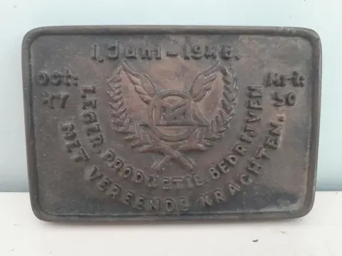 Bronzen plaquette KNIL - leger productie bedrijven met vereende krachten - 1946  - Bandoeng