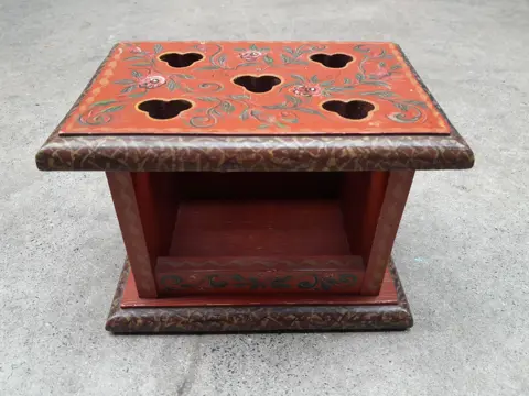 Handgeschilderd Hindelooper stoofpot decor Nederlandse volkskunst, houten stoof