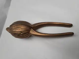 Vintage messing notenkraker met walnootontwerp