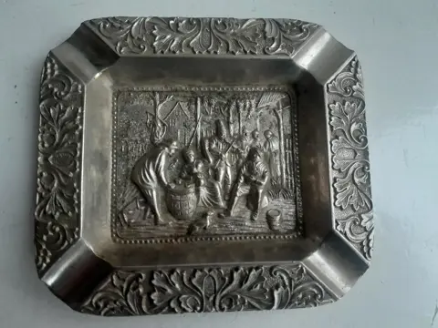antiek metalen asbakje - Hollands tafereel
