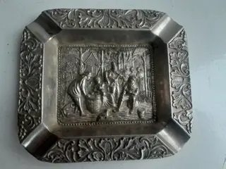 antiek metalen asbakje - Hollands tafereel