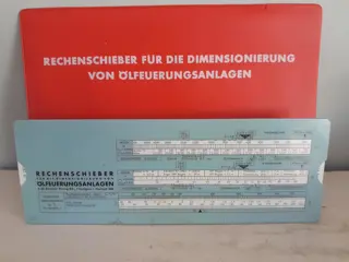 Vintage rekenliniaal voor dimensionierung von Ölfeuerungsanlagen