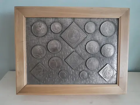 vintage houten kist beplakt met oude munten uit Polen - Zloty