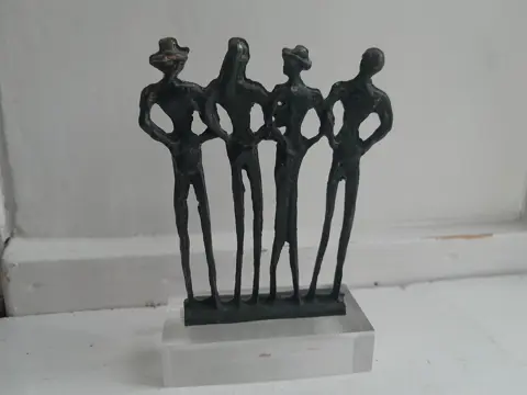Corry Ammerlaan sculptuur - beeldje - verbronsd - samen sterker