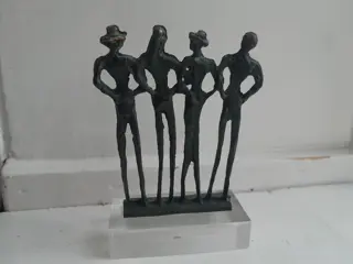 Corry Ammerlaan sculptuur - beeldje - verbronsd - samen sterker