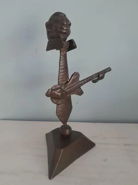 Bronzen beeld gitarist muzikant Moderne kunst Surrealisme Abstracte kunst gitaar