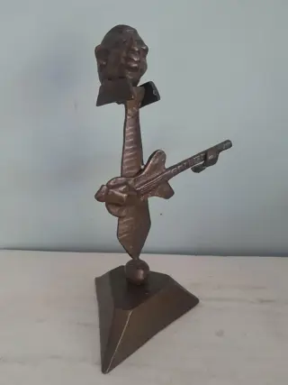 Bronzen beeld gitarist muzikant Moderne kunst Surrealisme Abstracte kunst gitaar