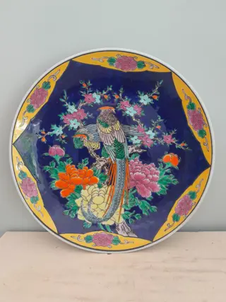 Sierbord bord - porselein - handgeschilderd - Japan - decor met vogels - kleurrijk emaille blauw, geel en rose