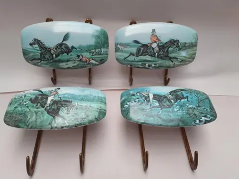 kapstokhaken ruiters en paarden  plastic messing - set van 4