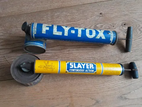 Vintage Fly-tox en Slayer insecticidespuiten - jaren 50 - set van 2 - decoratie