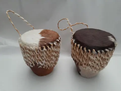 Afrikaanse trommel met rammelaar - set van 2