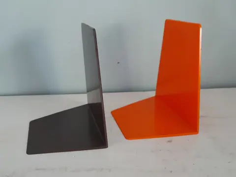 Set van 2 Esselte boekensteunen - kunststof - oranje en bruin - Zweden 70s Mid Century Vintage