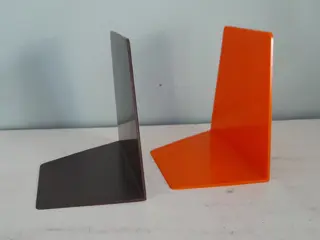 Set van 2 Esselte boekensteunen - kunststof - oranje en bruin - Zweden 70s Mid Century Vintage