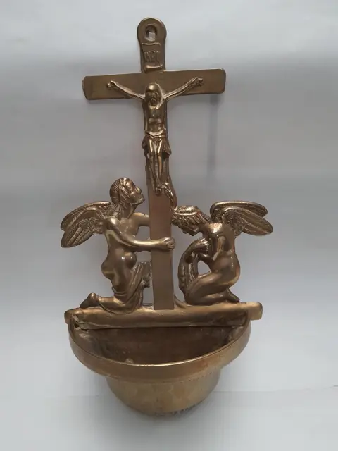 Antiek religieus katholiek Frans messing wijwatervat met kruis kruisbeeld en engelen