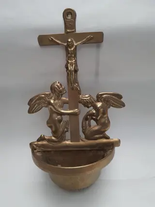 Antiek religieus katholiek Frans messing wijwatervat met kruis kruisbeeld en engelen