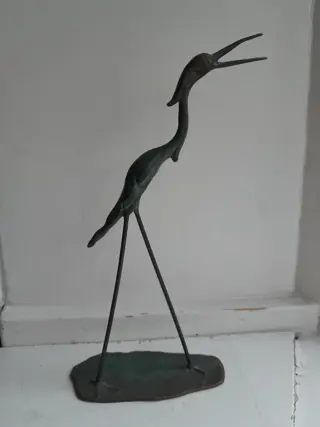 bronzen beeldje van een reiger