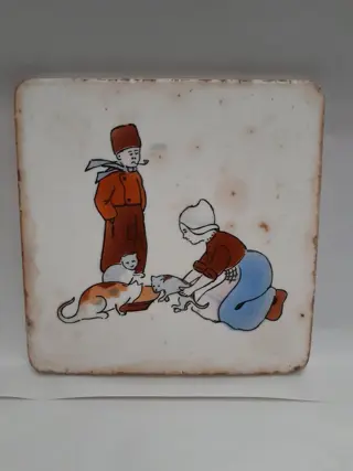 antieke onderzetter aardewerk - boer en boerin met katten - Nederland