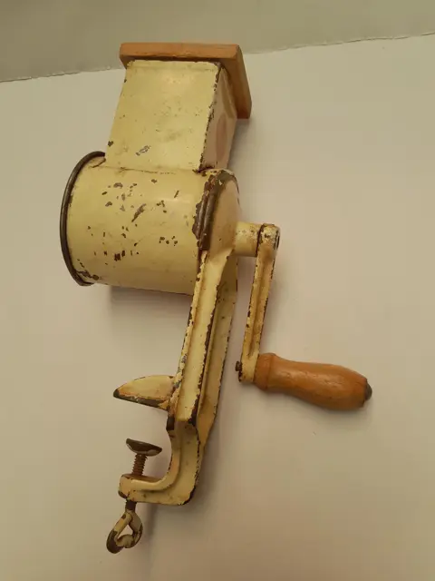 oude keukenrasp - molen - gietijzeren amandelmolen noten kaasrasp 'WF Kaiser' - decoratie voor de landhuiskeuken