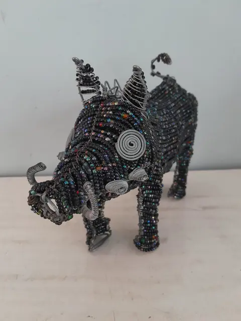 Vintage Afrikaanse kralendraad dierensculptuur - wratten zwijn - grijs
