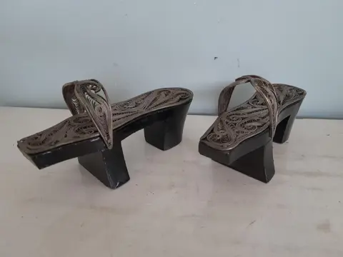 Miniatuur hamam bad klompen schoenen. Filigrain zilver op hout. Turkije