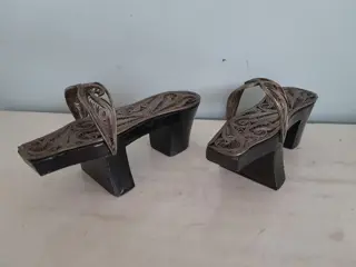 Miniatuur hamam bad klompen schoenen. Filigrain zilver op hout. Turkije