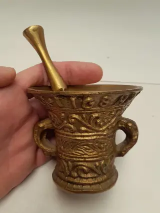 Kleine messing vijzel met stamper