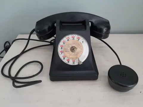 Vintage zwarte bakelieten Franse telefoon met meeluisteroor - 50s