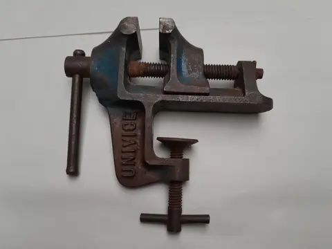 Vintage kleine bankschroef Univice V2 -  gereedschap - juwelier