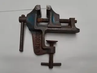 Vintage kleine bankschroef Univice V2 -  gereedschap - juwelier