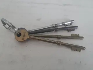 antique safe keys - brass - metal - set of 4 - Silca- Select