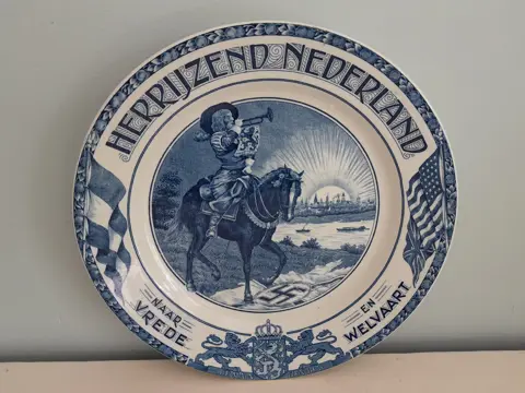 Wandbord Herrijzend Nederland 1945  WW2 Societe Ceramique Maastricht